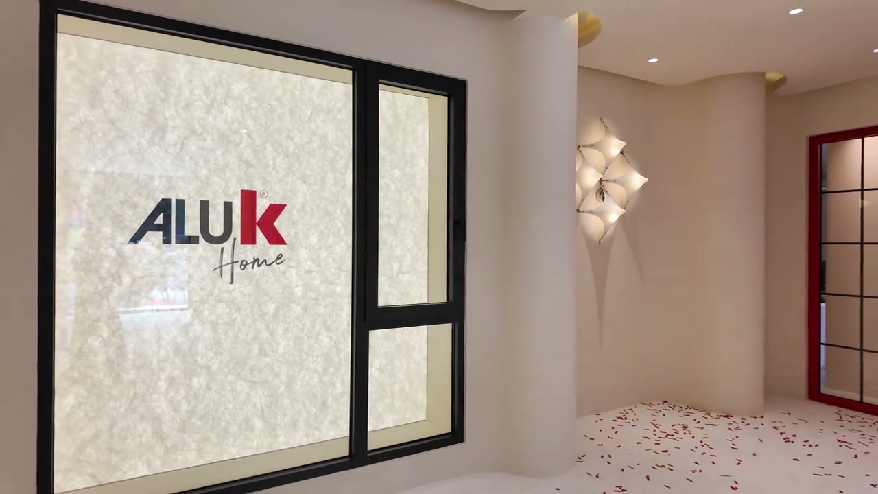 上海展厅门窗样品实景，展示型材、玻璃与开启方式